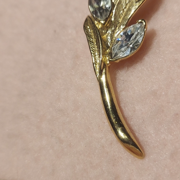 Vintage 1960's Trifari, Rhinestone Leaf Brooch - Picture 4 of 7